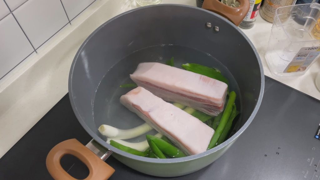 삼겹살 수육 레시피-고기 넣고 삶기